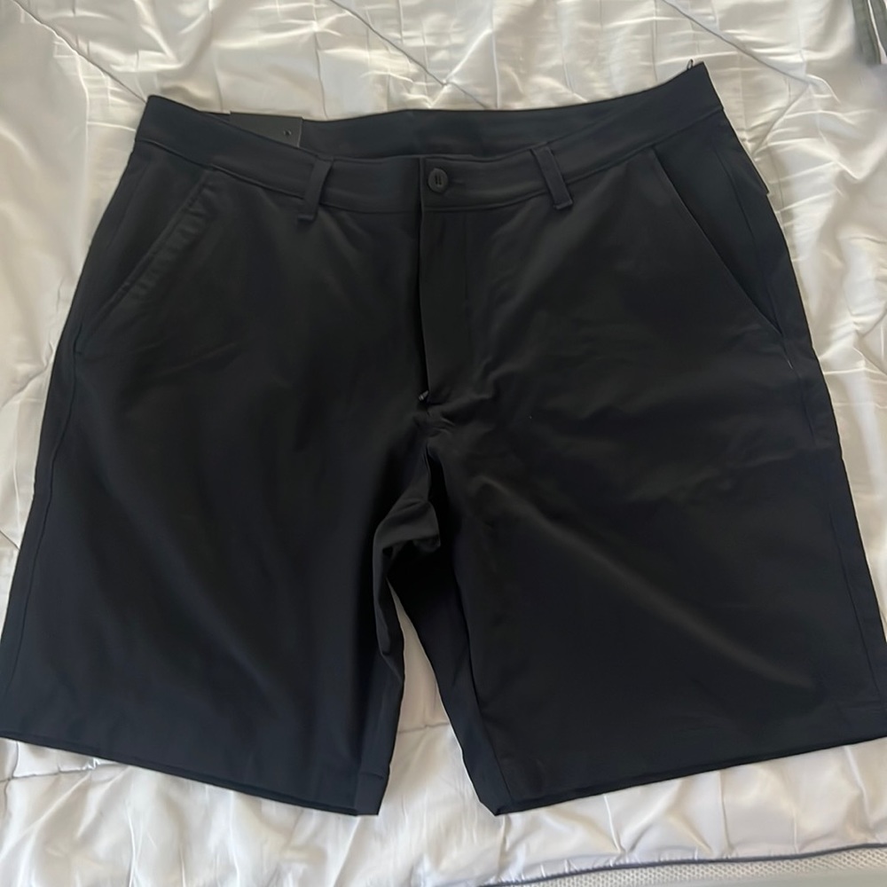 NWT Men’s under armour size 38 golf shorts.